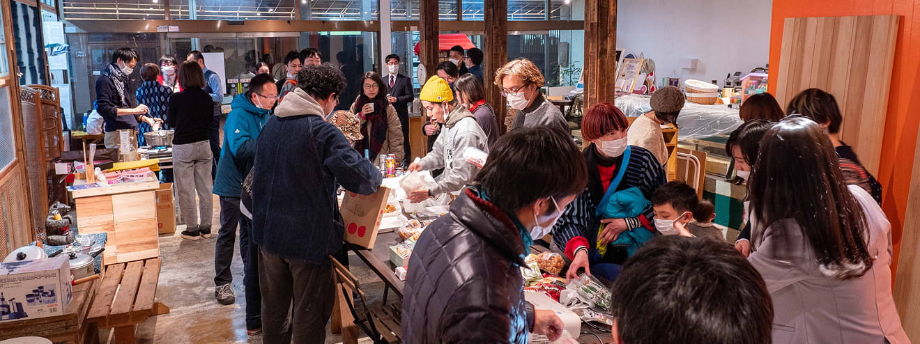 多くの人が集まるコミュニティイベントの様子