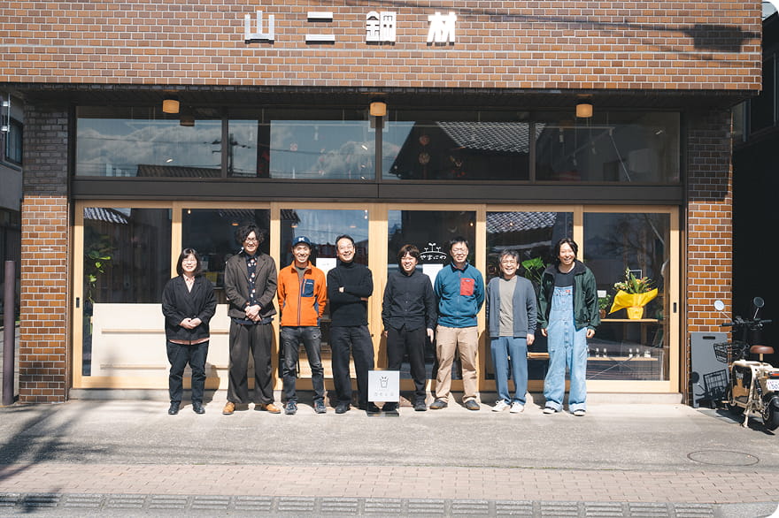 Akinaiの店舗前に並ぶメンバーの集合写真