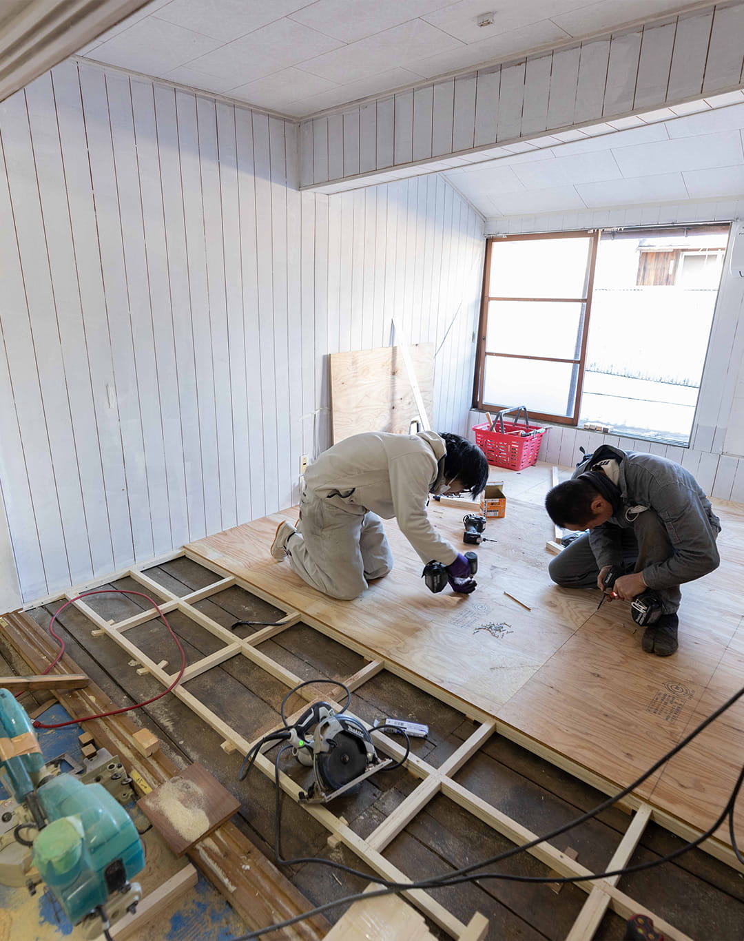 空き物件の床を施工するリノベーション作業の様子