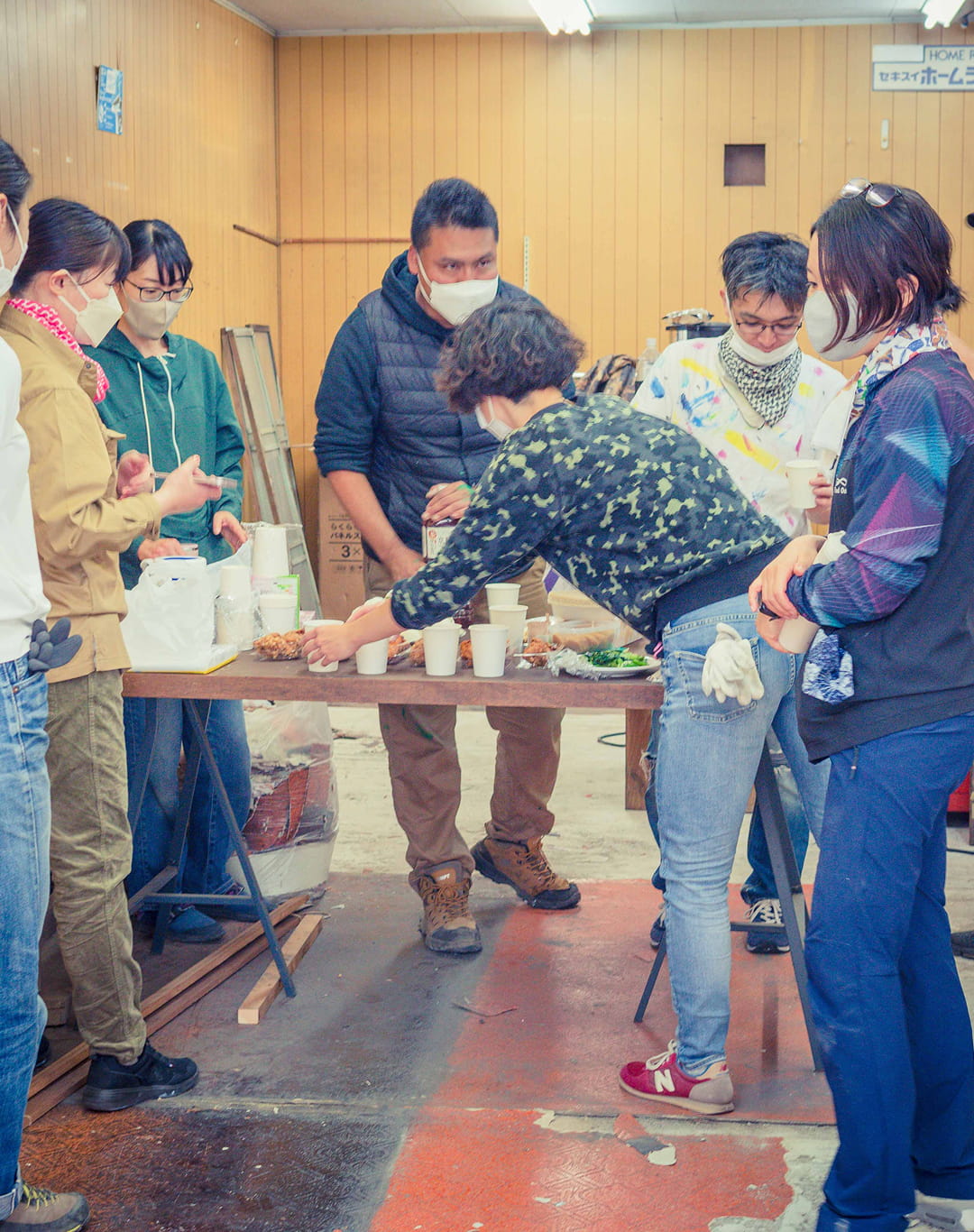 地域イベントのワークショップに参加する人々の様子