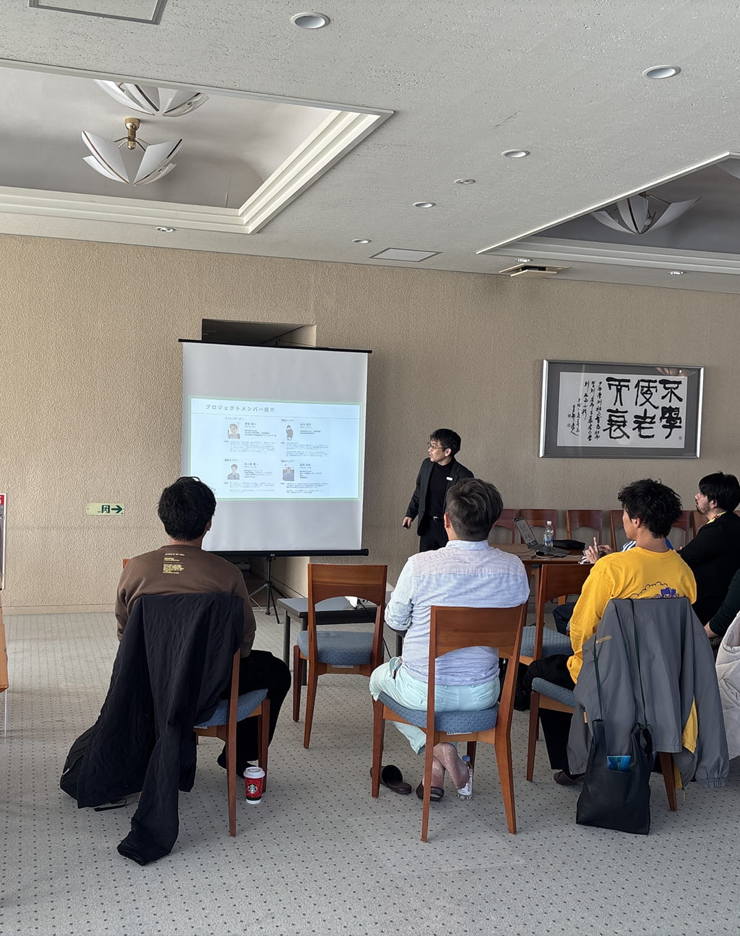 コミュニティ向けのセミナーでプレゼンテーションを行う様子
