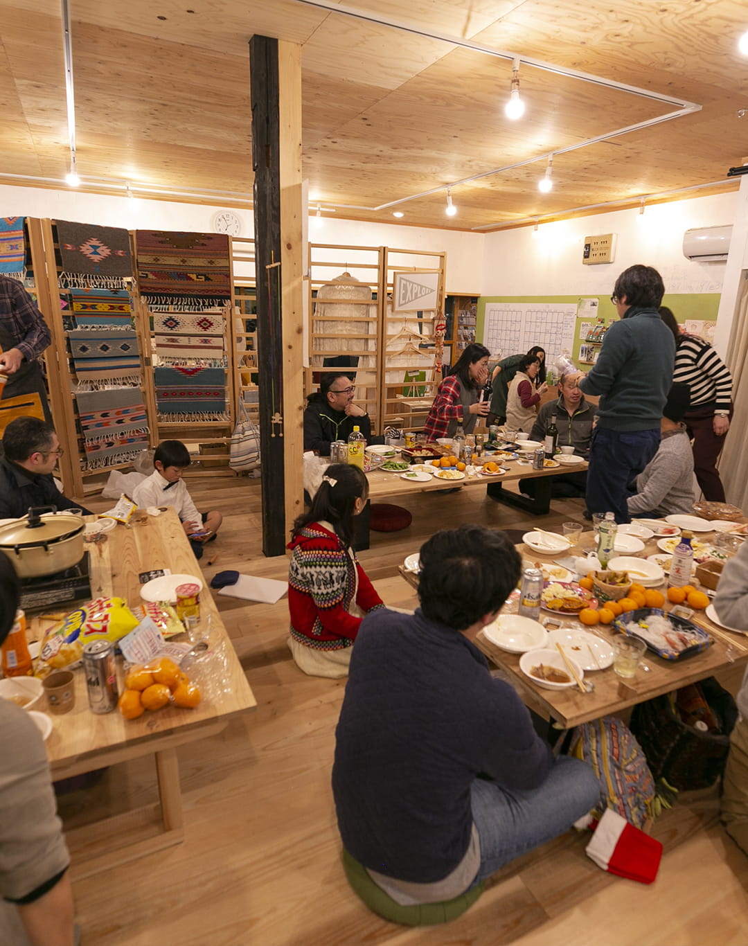 コミュニティスペースで行われる地域交流の食事イベントの様子