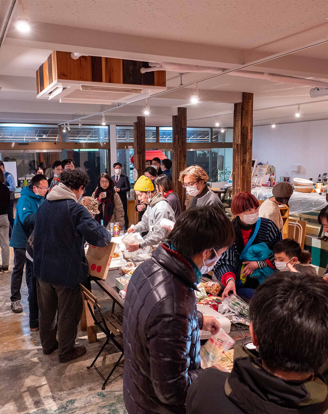 地域住民や関係者が集まり交流するコミュニティイベントの様子