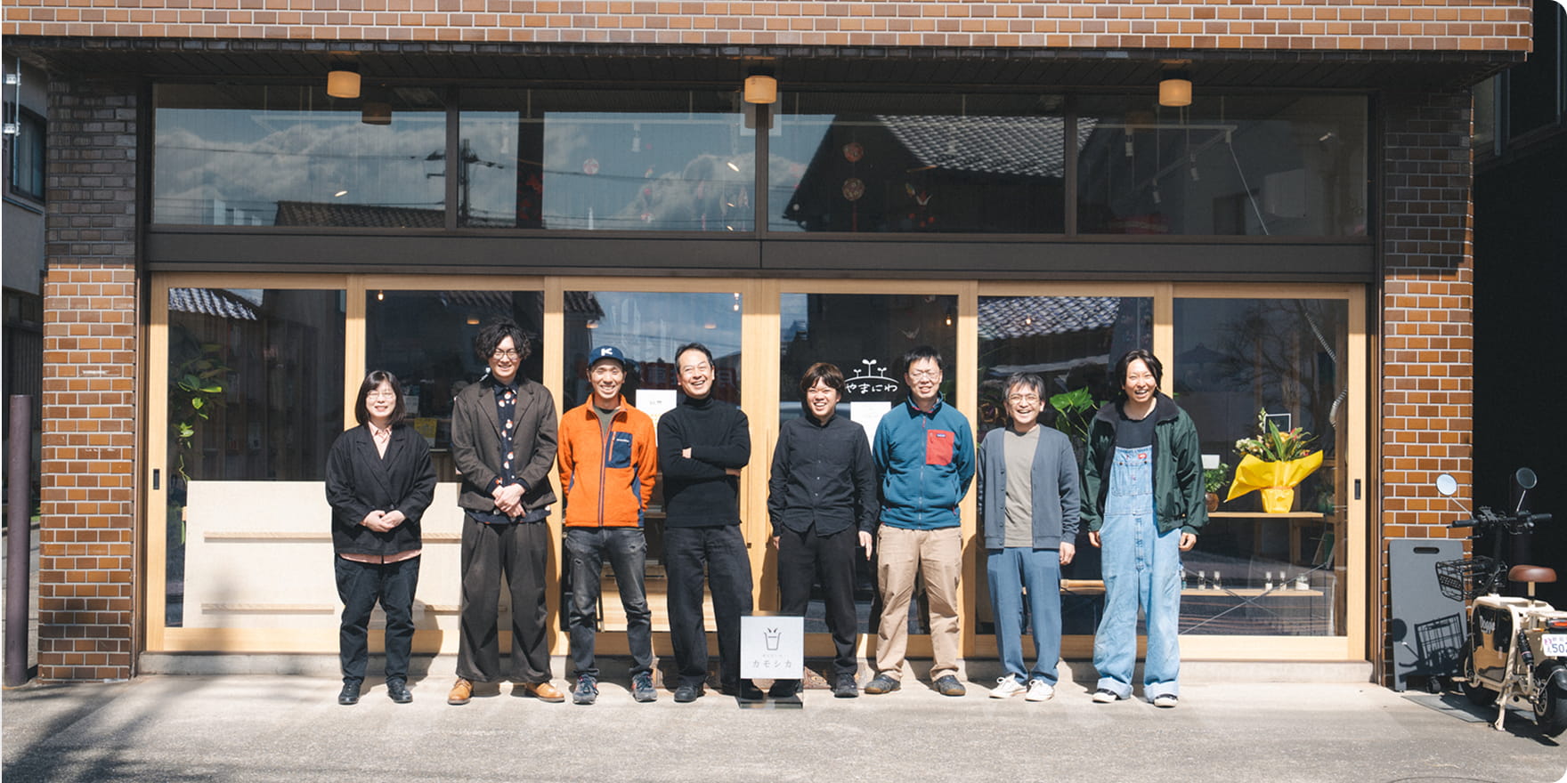 Akinaiの店舗前に並ぶスタッフメンバー